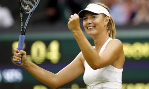 La tenista rusa Maria Sharapova celebra su victoria por 6-1 y 6-1 en 60 minutos ante la eslovaca Dominika Cibulkova, tras el partido de cuartos de final del torneo de tenis de Wimbledon. Foto: Kerim Okten / EFE