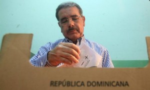 Danilo Medina deposita su voto durante las primarias del PLD. Foto: Orlando Barría / EFE