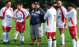 Wilo Granja, actualmente de gran labor en los juveniles del Técnico Ambato ante equipos de otras comunidades en las canchas del Hungar; lo vemos a Wilo, brindando indicaciones a varios reconocidos jugadores del aquel equipo ambateño que alcanzara el título de adultos en la liga hispana, años atrás.