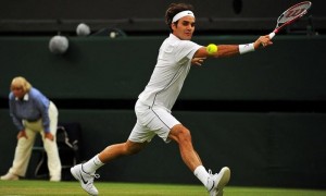 El tenista suizo Roger Federer devuelve la bola al francés Adrian Mannarino, durante su partido de segunda ronda del torneo de tenis de Wimbledon, jugado en el All England Lawn Tennis Club de Londres. Foto: Neil Munns / EFE