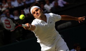 El tenista suizo Roger Federer devuelve una bola al francés Jo-Wilfried Tsonga, durante el partido de cuartos de final del torneo de Wimbledon. Geoff Caddick / EFE