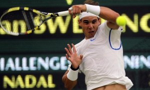 El tenista español Rafael Nadal devuelve una bola al estadounidense Ryan Sweeting durante la segunda ronda del torneo de Wimbledon, en Londres. Foto: Felipe Trueba / EFE