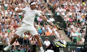 El tenista español Rafael Nadal devuelve la bola al argentino Juan Martín Del Potro,  durante el juego de cuarta ronda del torneo de tenis de Wimbledon. Foto: Felipe Trueba / EFE