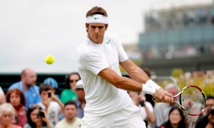Juan Martín Del Potro, de Argentina, devuelve la bola al italiano Flavio Cipolla durante el partido de la primera ronda en el Campeonato de Tenis de Wimbledon en Londres, Reino Unido. Foto: Kerim Okten / EFE