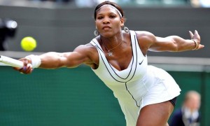 La tenista estadounidense Serena Williams devuelve la bola a la rusa Maria Kirilenko, durante el partido de tercera ronda del torneo de tenis de Wimbledon que ambas disputaron en el club All England Lawn Tennis de Londres. Foto: Neil Munns / EFE