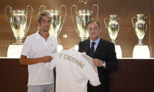 El lateral portugués Fabio Coentrao, procedente del Benfica, y el presidente del Real Madrid, Florentino Pérez, posan tras la firma del defensa portugués como nuevo jugador del equipo madrileño. Foto: Helios de la Rubia / Realmadrid.com / EFE