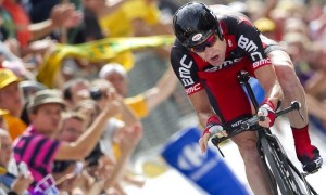 El ciclista australiano del BMC Cadel Evans corre hacia la línea de meta durante la contrarreloj en la 20ª etapa del Tour de Francia alrededor de Grenoble. Evans consiguió el maillot amarillo de líder de la general. Foto: Ian Langsdon / Efe