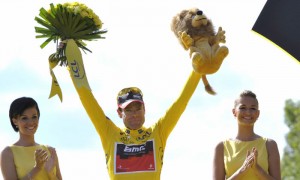 El corredor australiano del BMC, Cadel Evans, celebra en el podio su victoria en la clasificación general del Tour de Francia. Foto: Horacio Villalobos / Efe