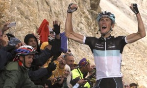 El ciclista luxemburgés Andy Schleck, del equipo Leopard, celebra su victoria en la decimoctava etapa del Tour de Francia que recorrió 189 Km entre Pinerolo (Italia) y Galibier Serre-Chevalier. Foto: Toni Albir / Efe