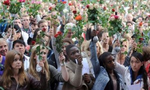 La llamada "Marcha de las rosas", celebrada en homenaje a las víctimas del doble atentado de Noruega, recorrió las calles de la capital del país y otras ciudades. Foto: Joerg Carstensen / Efe