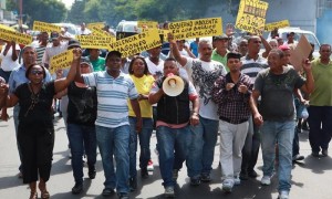 Manifestantes marchan en el barrio Capotillo, en Santo Domingo (República Dominicana), durante la jornada de huelga general en protesta contra un paquete de impuestos y la creciente inflación, y en demanda de reivindicaciones sociales. Foto: Orlando Barría / Efe