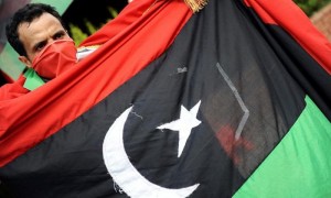 Un hombre sostiene la bandera rebelde libia, durante una manifestación cerca del Palacio de Ciragan, en la cuarta reunión del Grupo de Contacto Internacional sobre Libia, en Estambul, Turquía, el pasado 15 de julio. Foto: Berk Zkan / Efe