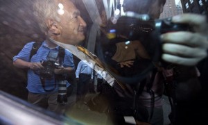 El exdirector gerente del Fondo Monetario Internacional (FMI), Dominique Strauss-Kahn, y su esposa, Anne Sinclair, son fotografiados a través de una ventana de un vehículo hoy, el pasado 6 de julio, al salir de una oficina de abogados en Nueva York. Foto: Andrew Gombert / Efe