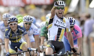 El ciclista británico del equipo HTC-Highroad, Mark Cavendish, celebra su victoria frente al francés Romain Feillu (izq) y frente al italiano Alessandro Petacchi (dch) en la séptima etapa del Tour de Francia, de Le Mans a Chateauroux. Foto: Nicolas Bouvy / Efe