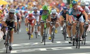 El ciclista alemán André Greipel, ganador, disputa la etapa con el británico Mark Cavendish, segundo, en la décima etapa del Tour de Francia disputada entre Aurillac y Carmaux. Foto: Toni Albir / Efe