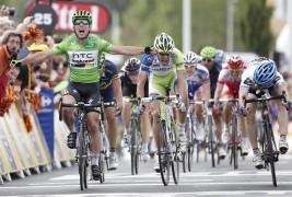 El ciclista británico del HTC, Mark Cavendish; el italiano del Liquigas, Daniel Oss y el estadounidense del Garmin-Cervelo, Tyler Farrar, realizan un sprint hacia la línea de meta en la decimoquinta etapa del Tour de Francia. Foto: Ian Langsdon / Efe