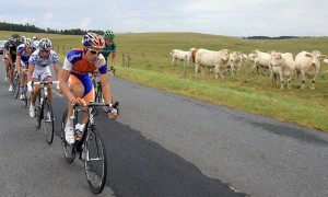 El ciclista español del Rabobank, Luís León Sánchez, en el grupo de escapados durante la novena etapa del Tour de Francia que recorrió 208 km entre Issoire y Saint-Flour. Foto: Toni Albir / Efe