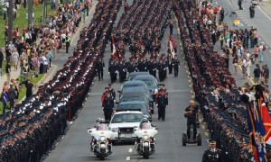 El cortejo fúnebre estuvo encabezado por unos 100 agentes en motocicleta