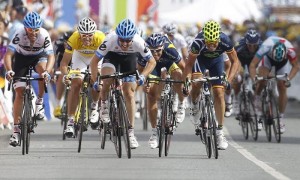 El estadounidense Tyler Farrar (segundo por la izquierda), del equipo Garmin-Cervelo, se proclama ganador al esprint de la tercera etapa del Tour de Francia, una cronometrada por equipos disputada entre las localidades de Olonne-sur-Mer y Redon, en el oeste de Francia. Foto: Ian Langsdon / EFE