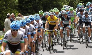 El líder de la general, el noruego Thor Hushovd, del Garmin Cervelo, rodeado de compañeros de equipo, durante la quinta etapa del Tour de Francia, que recorrió 164,5 kilómetros entre Carhaix y Cap Fréhel, y en la que se impuso el británico Mark Cavendish. Foto: Toni Albir / EFE
