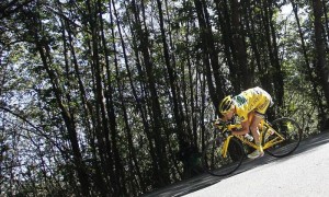 El corredor francés del Europcar, Thomas Voeckler, líder de la clasificación general, rueda durante la decimoséptima etapa del Tour de Francia, disputada entre Gap y Pinerolo, Italia. Foto: Ian Langsdon / Efe