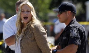 La actriz estadounidense Daryl Hannah, en el momento de ser detenida en Washington por manifestarse frente a la Casa Blanca. Hannah se había unido a la protesta en contra del nuevo oleoducto que pretende unir Alberta con el Golfo de México
