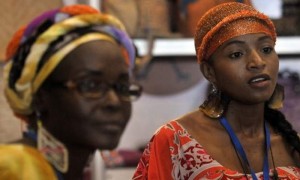 Dos mujeres participan en el Encuentro Iberoamericano de Culturas y Comunidades Afrodescendientes en Cali (Colombia). El encuentro, en el que se debaten e intercambian ideas sobre las políticas públicas de inclusión y los mecanismos contra el racismo, tiene por objetivo la concientización de la necesidad de respetar el pleno goce de todos los derechos de este sector poblacional. Foto: Christian Escobar Mora / Efe