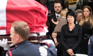 La viuda de Jack Layton, Olivia Chow, ante el féretro de su esposo, en el momento de abandonar el auditorio Roy Thomson Hill, en Toronto, tras el funeral de estado que se celebró en honor del fallecido líder del NDP