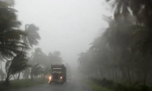 Vehículos transitan bajo una intensa lluvia en la ruta Nagua-Puerto Plata durante el paso del huracán "Irene", este lunes, en la República Dominicana. Foto: Orlando Barría / Efe