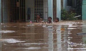 Una calle inundada en San Cristóbal (República Dominicana), donde cientos de personas resultaron damnificadas debido al aumento de caudal del río Nigua, producto de las lluvias del huracán 'Irene'. Foto: Orlando Barría / Efe