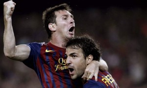 Messi celebra su segundo gol frente al Real Madrid con Cesc Fábregas, que se estrenó con el Barça. Foto: Alberto Estévez / Efe