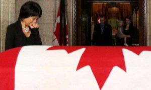 Olivia Chow, ante el féretro de su marido, el líder de la oposición, Jack Layton, en la Colina del Parlamento, en Ottawa. Al fondo, Mike, uno de los hijos de Layton. Foto: Patrick Doyle / Reuters