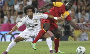 El lateral brasileño del Real Madrid Marcelo disputa un balón con Eboue, del Galatasaray, durante el partido correspondiente al trofeo Santiago Bernabéu. Foto: Kiko Huesca / Efe
