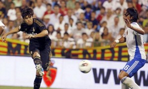 El centrocampista brasileño del Real Madrid Ricardo Izecson 'Kaká' dispara en presencia del centrocampista portugués del Real Zaragoza Fernando Silva 'Meira', para marcar el quinto gol de su equipo, durante el partido correspondiente a la segunda jornada de la Primera División de la Liga española. Foto: Javier Cebollada / Efe
