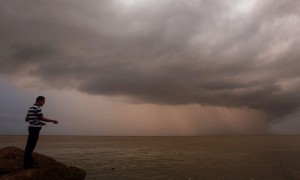 Un hombre pesca en el malecón de Santo Domingo, este martes. Las autoridades de la República Dominicana incrementaron los niveles de alerta ante la llegada al país de la tormenta tropical "Emily". Foto: Orlando Barría / Efe