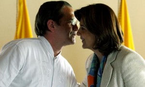 El canciller de Ecuador, Ricardo Patiño), saluda a su homóloga de Colombia, María Ángela Holguín, tras una reunión en la ciudad colombiana de Ipiales, que tuvo como centro el problema de los miles de colombianos que buscaron refugio al otro lado de la frontera. Foto: Mauricio Dueñas / Efe