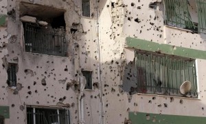 Un edificio lleno de huecos de balas en Trípoli, Libia, este domingo. Foto: Mohamed Messara / Efe