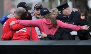 Un grupo de personas se abraza en el National September 11 Memorial de Nueva York este 11 de septiembre de 2011, en el décimo aniversario de los atentados de 2011. Familiares de las víctimas de los ataques se concentrarán en este lugar para recordar a sus seres queridos. (Seth Wenig / EFE)
