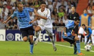 El centrocampista alemán del Real Madrid Mezut Ozil intenta superar a los jugadores del Ajax de Amsterdam Siem de Jon y Lorenzo Ebicilio. Foto: Gustavo Cuevas / Efe