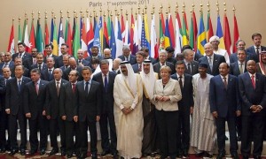 Foto de familia de la cumbre para la reconstrucción y el futuro de Libia celebrada en el Palacio del Elíseo, París, en la que participan 60 países y organizaciones internacionales y una representación del Consejo Nacional de Transición (CNT), el gobierno rebelde libio. Foto: Ian Langsdon / Efe