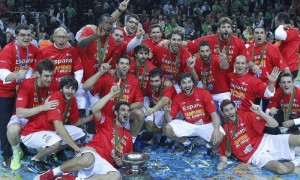 Los jugadores de la selección española de baloncesto celebran la medalla de oro conseguida en el Eurobasket. Foto: Efe