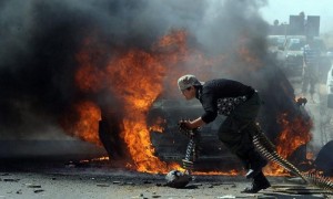 Combatientes rebeldes recuperan armas y municiones de un vehículo de leales a Gaddafi tras ser atacado este domingo, durante el avance de las tropas rebeldes libias hacia Sirte. Las autoridades rebeldes de Libia continúan negociando con personalidades de Sirte, ciudad natal del coronel Muammar al Gadafi, la posibilidad de una rendición sin derramamiento de sangre, aseguró el portavoz insurgente Mustafa Nuh a la cadena de televisión catarí Al Yazira. Foto: Ciro Fusco / Efe