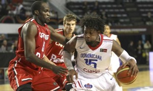 El jugador de República Dominicana Jack Martínez lucha por el balón con Joel Anthony, de Canadá. Canadá se impuso por 73-72. Foto: Vicente Robles / Efe