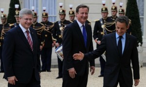 El presidente francés, Nicolas Sarkozy, recibe al primer ministro canadiense, Stephen Harper, al inicio de la conferencia de apoyo a Libia que se celebró este jueves en París