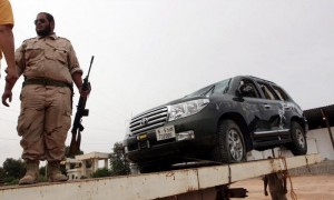 Un rebelde, junto al vehículo del asesinado exlíder libio Muammar al Gadafi, en Misrata. Foto: Mohamed Messara / Efe