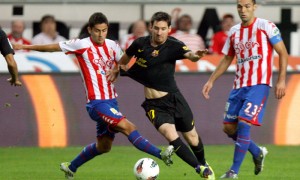 El delantero argentino del FC Barcelona Lionel Andrés Messi y el centrocampista del Sporting Ignacio Cases luchan por el balón durante el partido correspondiente a la séptima jornada de la Liga en Primera División que ambos equipos disputan en el estadio El Molinón. Fopto: J.L.Cereijido / Efe
