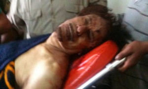 Imagen tomada con un teléfono celular que muestra el cuerpo del coronel Muammar al Gadafi mientras es trasladado al hospital en Misrata (Libia). Foto: Efe