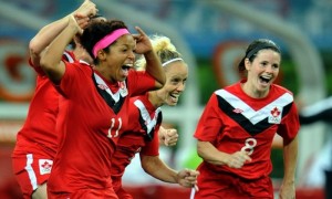 Las jugadoras de Canadá celebran su triunfo ante Brasil en la final del fútbol femenino de los Juegos Panamericanos 2011, en el estadio Omnilife de Guadalajara, México. Foto: Alex Aguirre / Efe