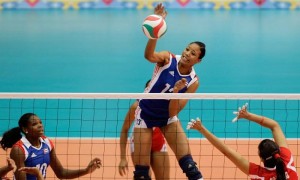 La cubana Rosanna Giel devuelve un balón ante Perú, en el partido de cuartos de final de voleibol. Foto: Alex Cruz / Efe