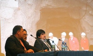 Dos de los mineros chilenos rescatados en 2010, Luis Urzúa y Esteban Rojas, hablan sobre su experiencia en Washington DC (EE UU), donde pidieron más seguridad en las minas de su país. Foto: Rubén Gamarra / Efe